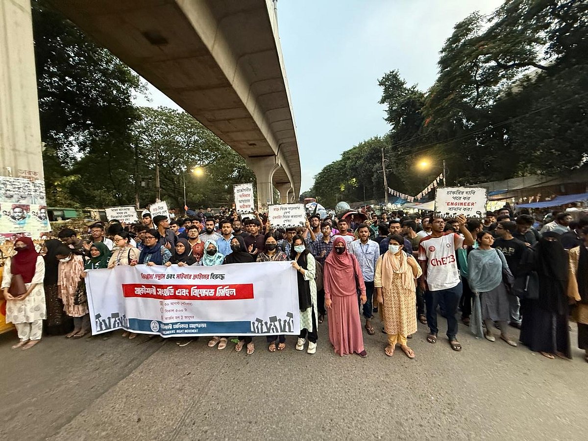 ‘ডিপ্লোমা সন্ত্রাস’ ও সাইবার অপরাধের বিরুদ্ধে বিক্ষোভ মিছিল ও সমাবেশ করেছেন তিন দফা দাবিতে আন্দোলনরত প্রকৌশলী অধিকার আন্দোলনের শিক্ষার্থীরা