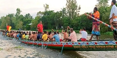 সিরাজগঞ্জের উল্লাপাড়ায় দুর্ঘটনাকবলিত ‘মায়ের দোয়া’ বাইচের নৌকা