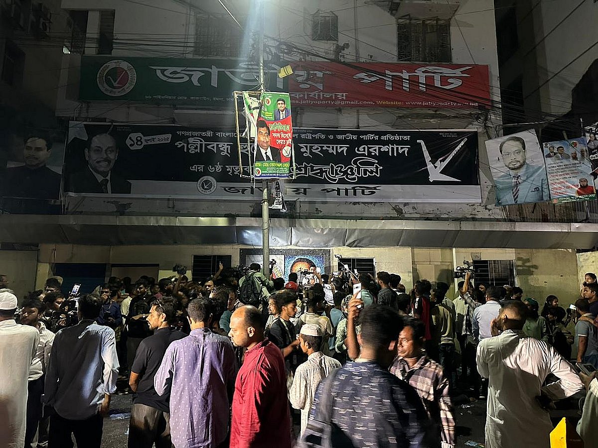 কাকরাইলে জাতীয় পার্টির (জাপা) কেন্দ্রীয় কার্যালয়ে হামলার ঘটনা ঘটেছে। ঢাকা, ৩০ আগস্ট ২০২৫