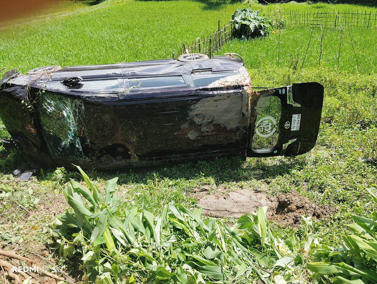 দুর্ঘটনার পর মাইক্রোবাসটিও নিয়ন্ত্রণ হারিয়ে মহাসড়কের পাশে খাদে পড়ে উল্টে যায়। আজ শনিবার দুপুরে