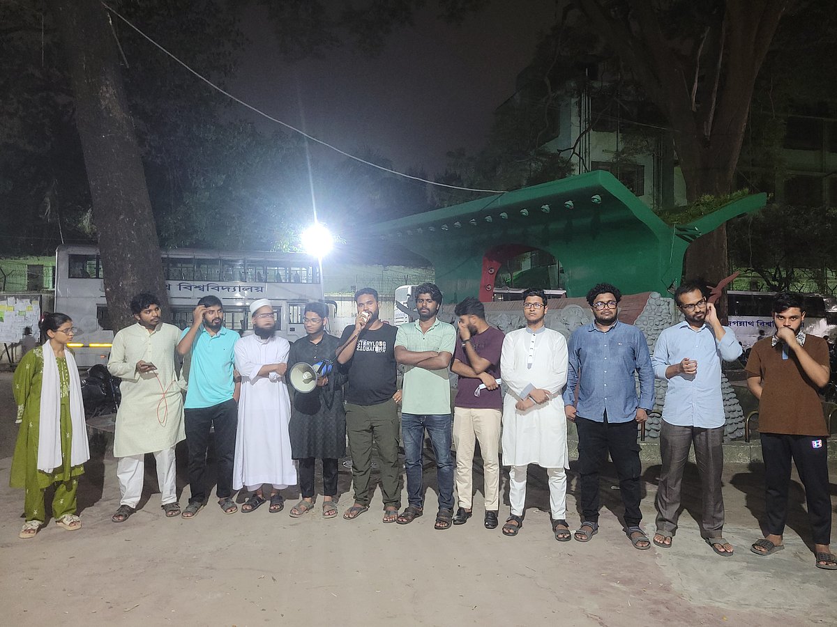 নুরুল হককে লাঠিপেটার প্রতিবাদে জগন্নাথ বিশ্ববিদ্যালয়ের শিক্ষার্থীদের বিক্ষোভ। ঢাকা, ৩০ আগস্ট