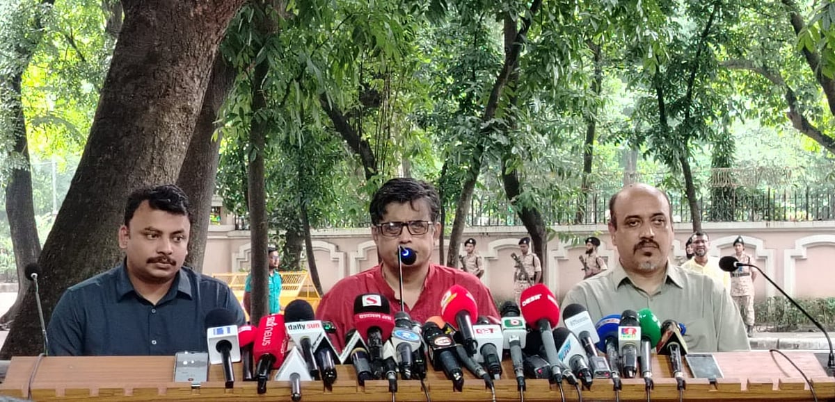 প্রধান উপদেষ্টার বাসভবন যমুনার সামনে সংবাদ সম্মেলনে কথা বলছেন প্রধান উপদেষ্টার প্রেস সচিব শফিকুল আলম। আজ শনিবার বিকেলে