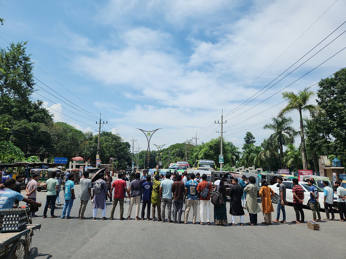 রাজশাহীতে ঢাকা-রাজশাহী মহাসড়ক অবরোধ করে শিক্ষার্থীদের বিক্ষোভ। আজ শনিবার দুপুরে রাজশাহী বিশ্ববিদ্যালয়ের প্রধান ফটকের সামনে