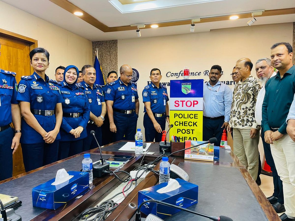 হাইওয়ে পুলিশকে ট্রাফিক সাইনসহ বিভিন্ন সামগ্রী হস্তান্তর করছে ইস্পাত প্রস্তুতকারক শিল্পগোষ্ঠী কেএসআরএম। অনুষ্ঠানে হাইওয়ে পুলিশের প্রধান মো. দেলোয়ার হোসেন মিয়া ও কেএসআরএমের মহাব্যবস্থাপক আশফাকুল ইসলামসহ উভয় প্রতিষ্ঠানের ঊর্ধ্বতন কর্মকর্তারা উপস্থিত ছিলেন। আজ রোববার রাজধানীর উত্তরায় হাইওয়ে পুলিশের সদর দপ্তরের সম্মেলনকক্ষে