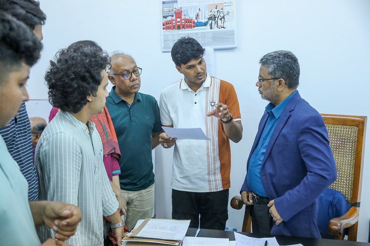 ডাকসু নির্বাচনে আচরণবিধি লঙ্ঘনের লিখিত অভিযোগ নিয়ে রিটার্নিং দপ্তরে ছাত্রদল–সমর্থিত প্যানেলের প্রার্থীরা। সিনেট ভবন, ৩১ আগস্ট