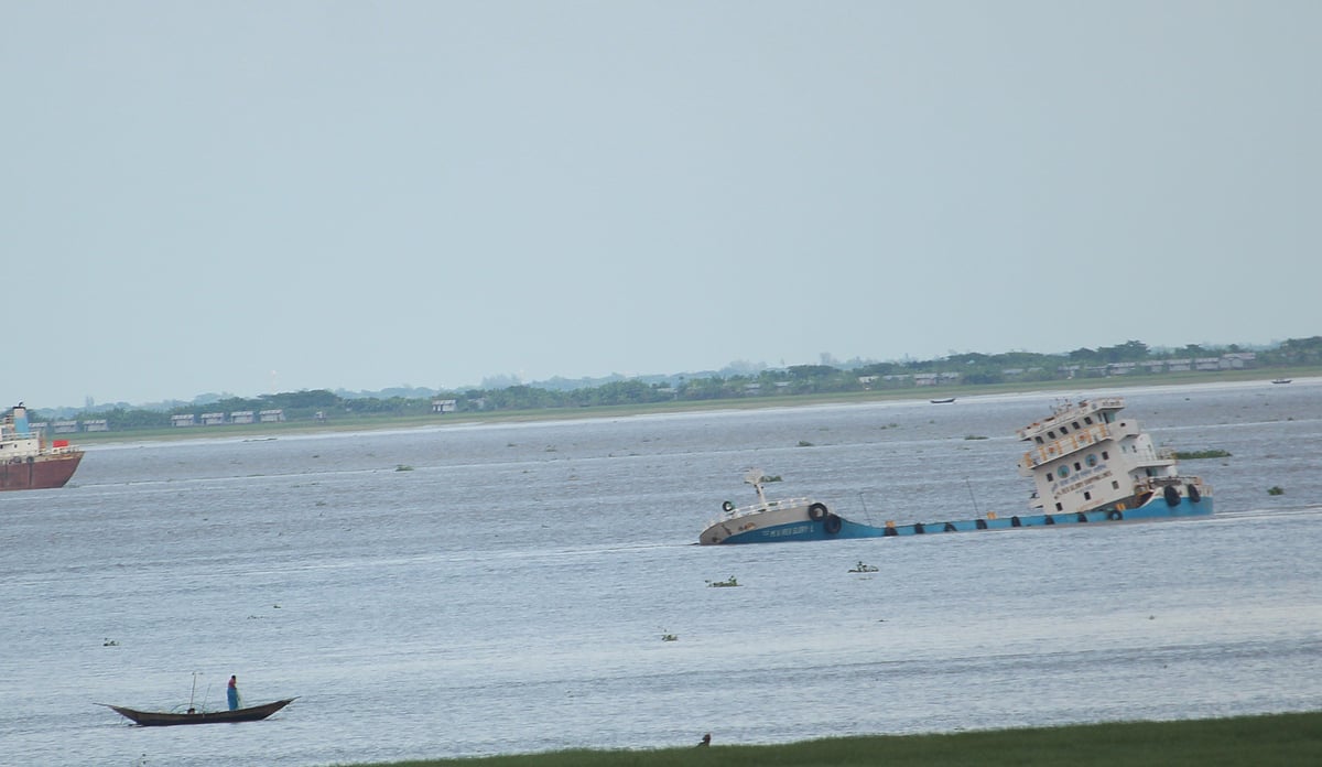 ভোলা সদর উপজেলার কাচিয়া ইউনিয়ন-সংলগ্ন মেঘনা নদীতে সিরামিক কোম্পানির কাঁচামালবাহী জাহাজ এমভি রেক্সগ্লোরি-১ ডুবে যাচ্ছে। রোববার বিকেলে