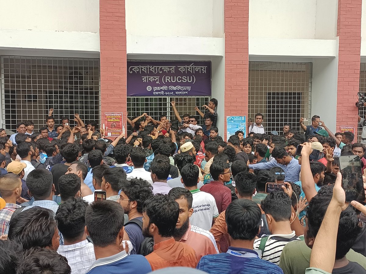 রাকসু ভবনের তালা খোলা নিয়ে শিক্ষার্থী ও ছাত্রদলের নেতা-কর্মীদের মধ্যে হাতাহাতি