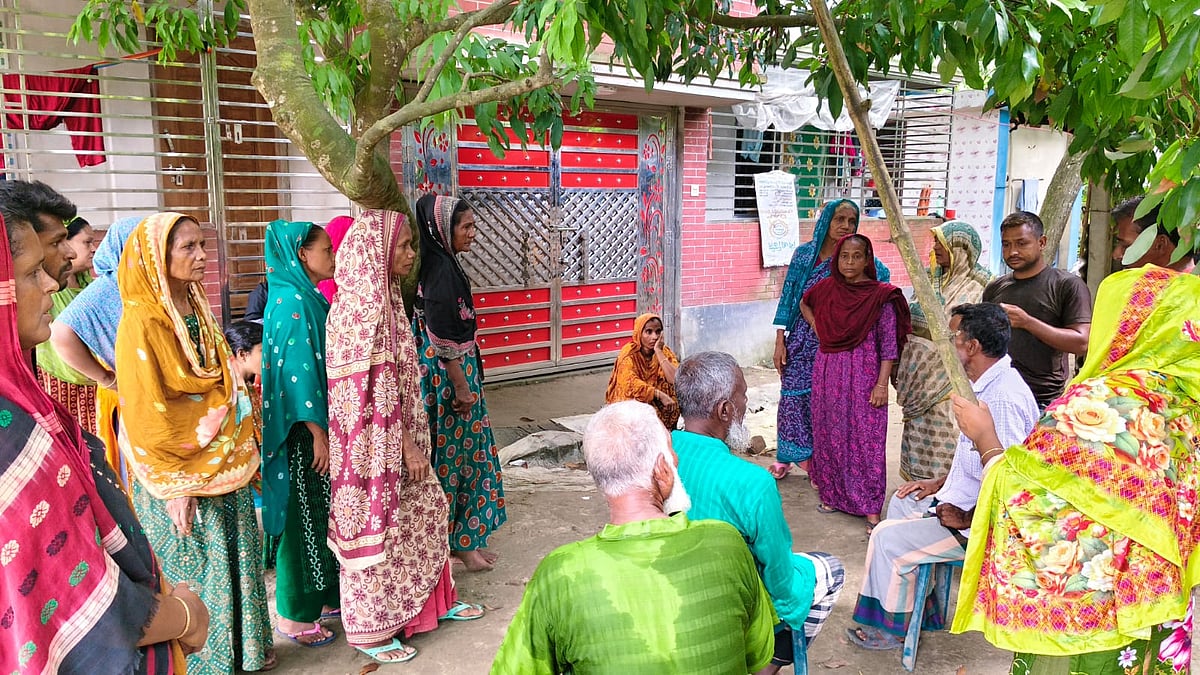 কুষ্টিয়ায় ট্রেনে কাটা পড়ে মারা যাওয়া নারীর বাড়িতে স্বজনদের ভিড়