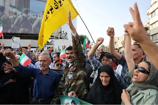 ইরানে যুক্তরাষ্ট্র–ইসরায়েলের হামলার প্রতিবাদে তেহরানে বিক্ষোভ