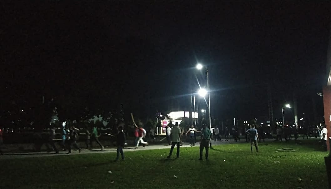 বাংলাদেশ কৃষি বিশ্ববিদ্যালয়ে আন্দোলনরত শিক্ষার্থীদের ওপর হামলা। রোববার সন্ধ্যায় বিশ্ববিদ্যালয়ের শিল্পাচার্য জয়নুল আবেদিন মিলনায়তনের সামনে