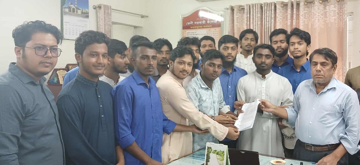 ফেনী সরকারি কলেজে ছাত্র সংসদের নির্বাচনের দাবিতে অধ্যক্ষের কাছে স্মারকলিপি দেন শিক্ষার্থীরা। আজ দুপুরে তোলা