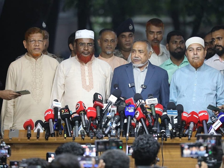 প্রধান উপদেষ্টা অধ্যাপক মুহাম্মদ ইউনূসের সঙ্গে বৈঠক শেষে বেরিয়ে যমুনার সামনে সাংবাদিকদের সঙ্গে কথা বলেন সৈয়দ আব্দুল্লাহ মো. তাহের। আজ রোববার সন্ধ্যায় রাষ্ট্রীয় অতিথি ভবন যমুনার সামনে