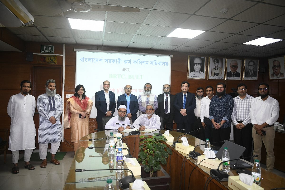 বুয়েটের কম্পিউটারবিজ্ঞান ও প্রকৌশল বিভাগের অধ্যাপক আব্দুল জলিল ও পিএসসির প্রকল্প পরিচালক নাসির উদ্দিন আহম্মেদ চুক্তিতে স্বাক্ষর করেন