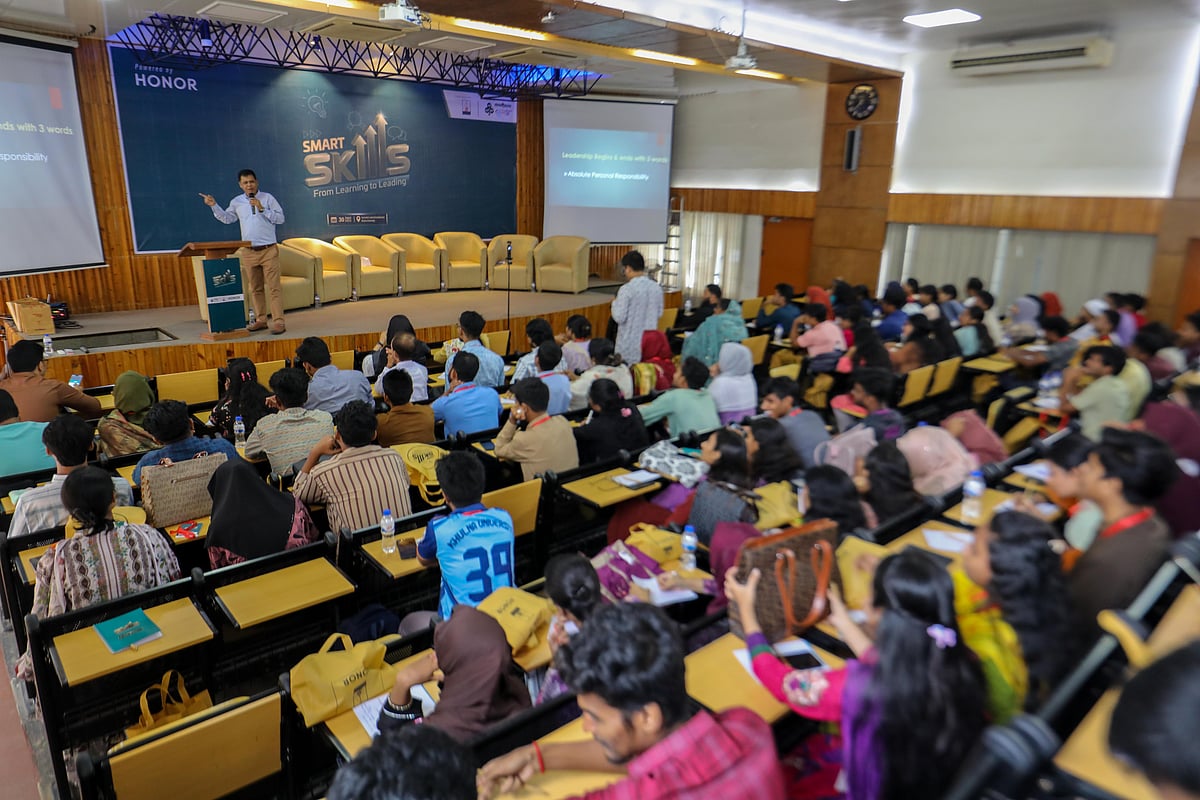 খুলনা বিশ্ববিদ্যালয়ের সাংবাদিক লিয়াকত আলী মিলনায়তনে গতকাল শনিবার অনুষ্ঠিত হয়েছে দক্ষতা উন্নয়নে দিনব্যাপী কর্মশালা। এতে খুলনা, সাতক্ষীরা, যশোর, বাগেরহাট, মোংলা ও কয়রা বন্ধুসভার বন্ধুরা এবং খুলনা বিশ্ববিদ্যালয়ের দুই শতাধিক শিক্ষার্থী অংশ নেন