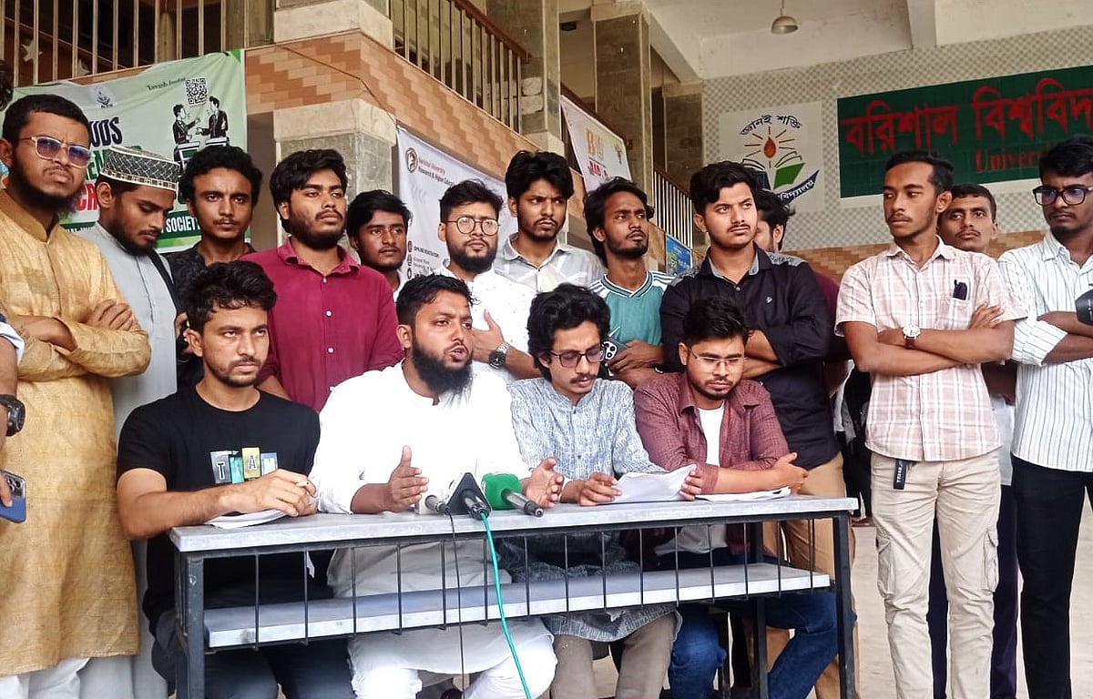 বরিশাল বিশ্ববিদ্যালয়ে আন্দোলনরত শিক্ষার্থীদের সংবাদ সম্মেলন। আজ রোববার দুপুরে বিশ্ববিদ্যালয়ের প্রশাসনিক ভবনের নিচতলায়