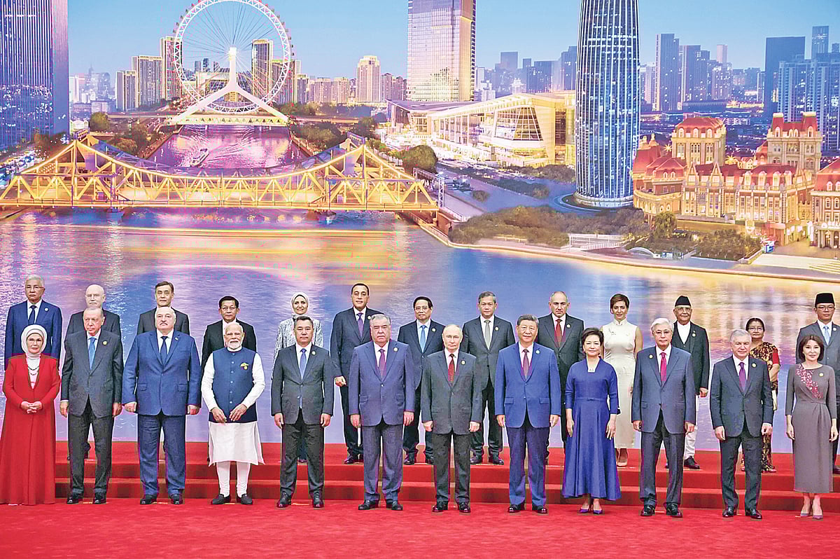 সাংহাই সহযোগিতা সংস্থার (এসসিও) সম্মেলন শুরুর প্রাক্কালে অংশগ্রহণকারী নেতারা। এতে রয়েছেন ভারতের প্রধানমন্ত্রী নরেন্দ্র মোদি (বাঁ থেকে ৪র্থ), রাশিয়ার প্রেসিডেন্ট ভ্লাদিমির পুতিন (বাঁ থেকে ৭ম), চীনের প্রেসিডেন্ট সি চিন পিং (বাঁ থেকে ৮ম) ও তাঁর স্ত্রী পেং লিয়ুয়ান এবং বিভিন্ন দেশের নেতারা। গতকাল চীনের তিয়ানজিনে