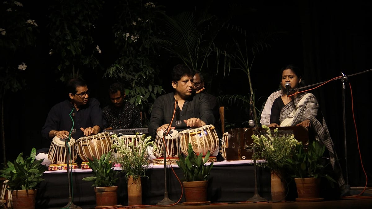 শারমিন সাথী ইসলাম ময়নার একক পরিবেশন ‘ঘুমের দেশে ঘুম’ গানের মধ্য দিয়ে অনুষ্ঠান শুরু হয়