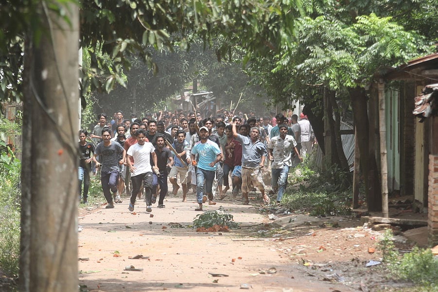 চট্টগ্রাম বিশ্ববিদ্যালয়ে শিক্ষার্থীদের সঙ্গে স্থানীয় লোকজনের সংঘর্ষ হয়। আজ দুপুরে ক্যাম্পাসের দুই নম্বর গেটসংলগ্ন জোবরা গ্রামে