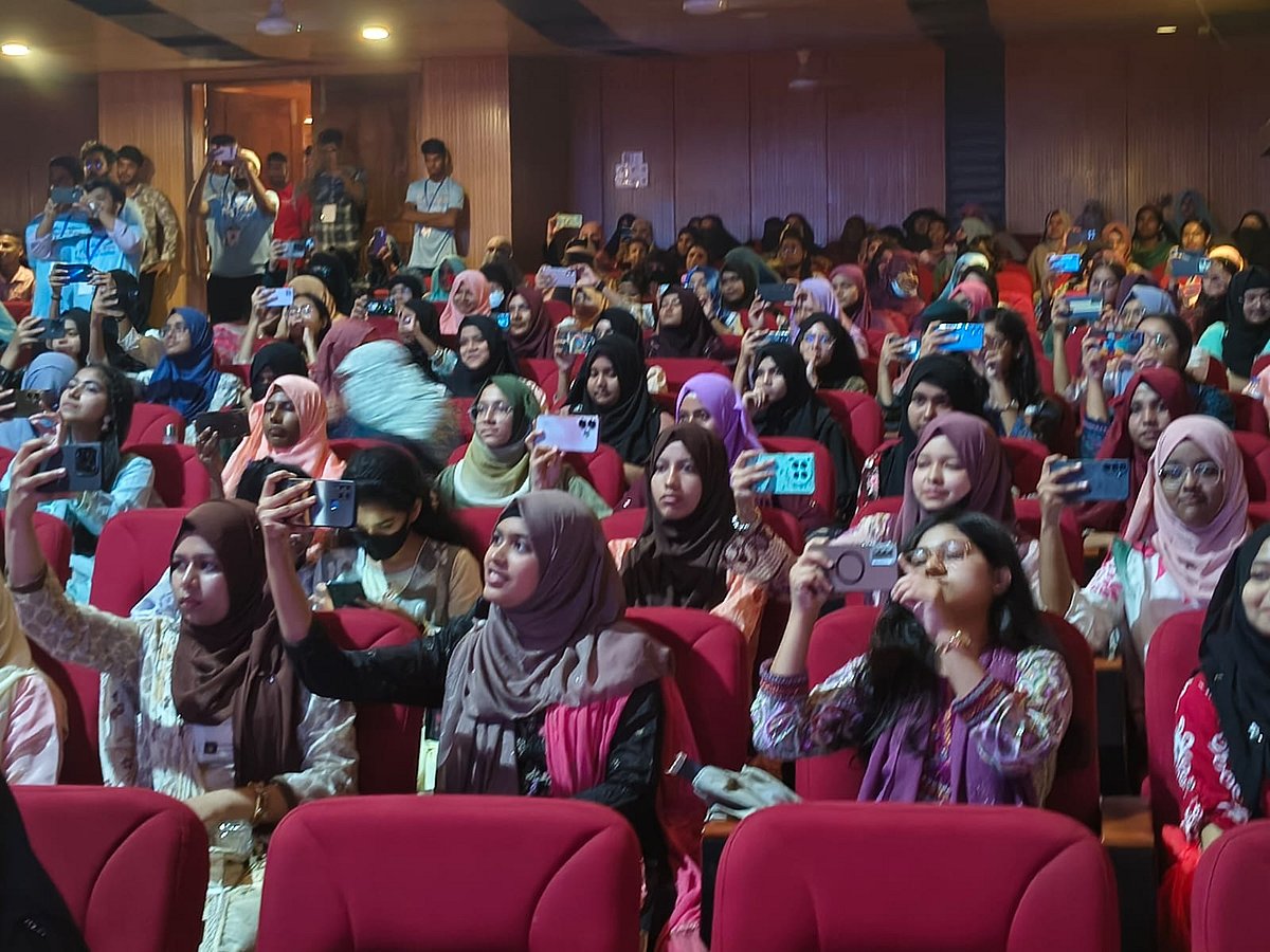 শেরপুর জেলা শিল্পকলা একাডেমি মিলনায়তনে শিক্ষার্থীদের একাংশ। আজ রোববার সকালে