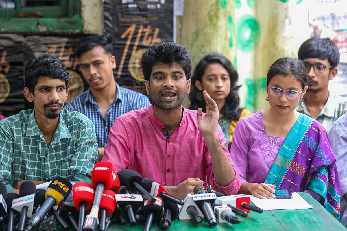 মধুর ক্যানটিনে ১৮ দফা ইশতেহার ঘোষণা করেন কয়েকটি বামপন্থী ছাত্রসংগঠন–সমর্থিত ‘প্রতিরোধ পর্ষদ’ প্যানেলের জিএস প্রার্থী মেঘমল্লার বসু। ঢাকা, ৩১ আগস্ট