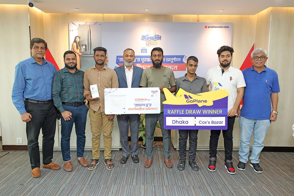 রেফ্রিজারেটর মেলার র‍্যাফল ড্র বিজয়ীদের সঙ্গে অতিথিরা