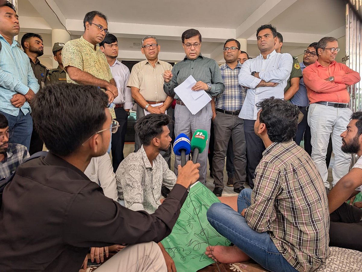 জাতীয় কবি কাজী নজরুল ইসলাম বিশ্ববিদ্যালয়ে ছাত্র সংসদ নির্বাচনের দাবিতে অনশনে বসার পর বেলা সাড়ে ১১টার দিকে বিশ্ববিদ্যালয়ের উপাচার্য মো. জাহাঙ্গীর আলম সেখানে গিয়ে সম্ভাব্য নির্বাচনী রোডম্যাপ ঘোষণা করেন