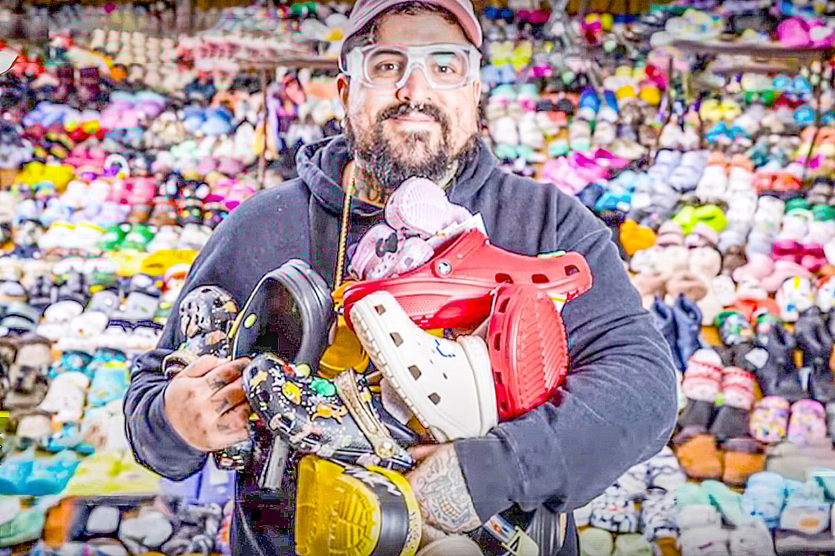 ক্রকসের বিশাল সংগ্রহের সামনে সেগুলোর মালিক ডগি স্যান্ডটাইগার