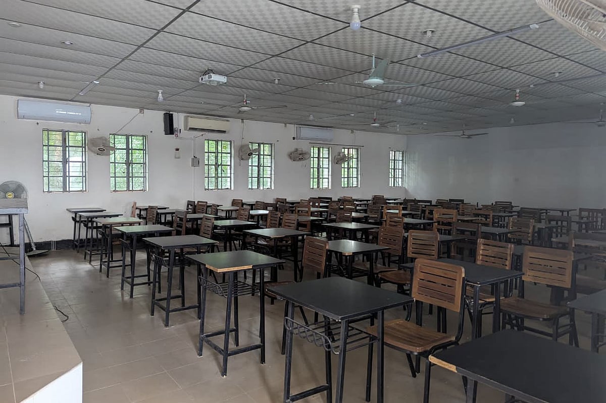 চুয়েটে তিন দাবিতে শিক্ষার্থীদের শাটডাউন চলছে। এ কারণে বিশ্ববিদ্যালয়ের একাডেমিক ভবন ফাঁকা পড়ে রয়েছে