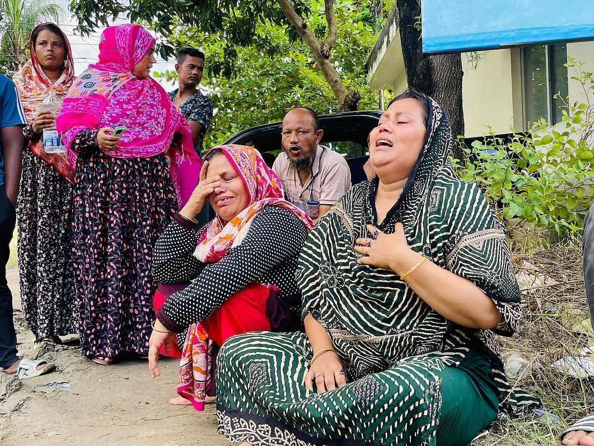 কুমিল্লা নগরে হত্যাকাণ্ডের শিকার মহরম আলীর বোনদের আহাজারি। আজ রোববার বেলা সাড়ে ১১টার দিকে কুমিল্লা মেডিকেল কলেজ হাসপাতালের মর্গের সামনে