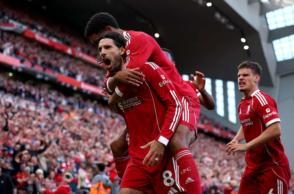 দমিনিক সোবোসলাইয়ে (বাঁয়ে) গোলের পর লিভারপুল খেলোয়াড়দের উদ্‌যাপন