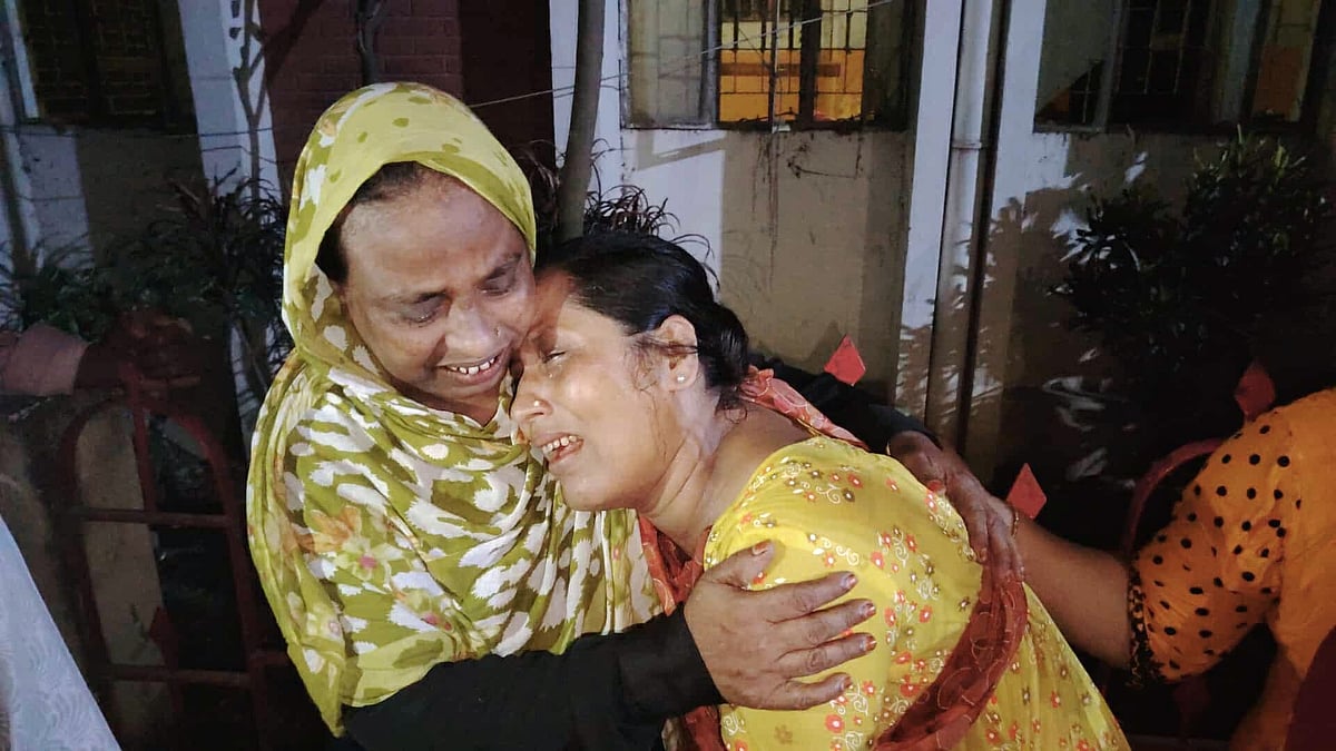 কুমিল্লা নগরে হত্যাকাণ্ডের শিকার মহরম হোসেনের স্বজনদের আহাজারি। গতকাল শনিবার রাতে কুমিল্লা মেডিকেল কলেজ হাসপাতাল প্রাঙ্গণে