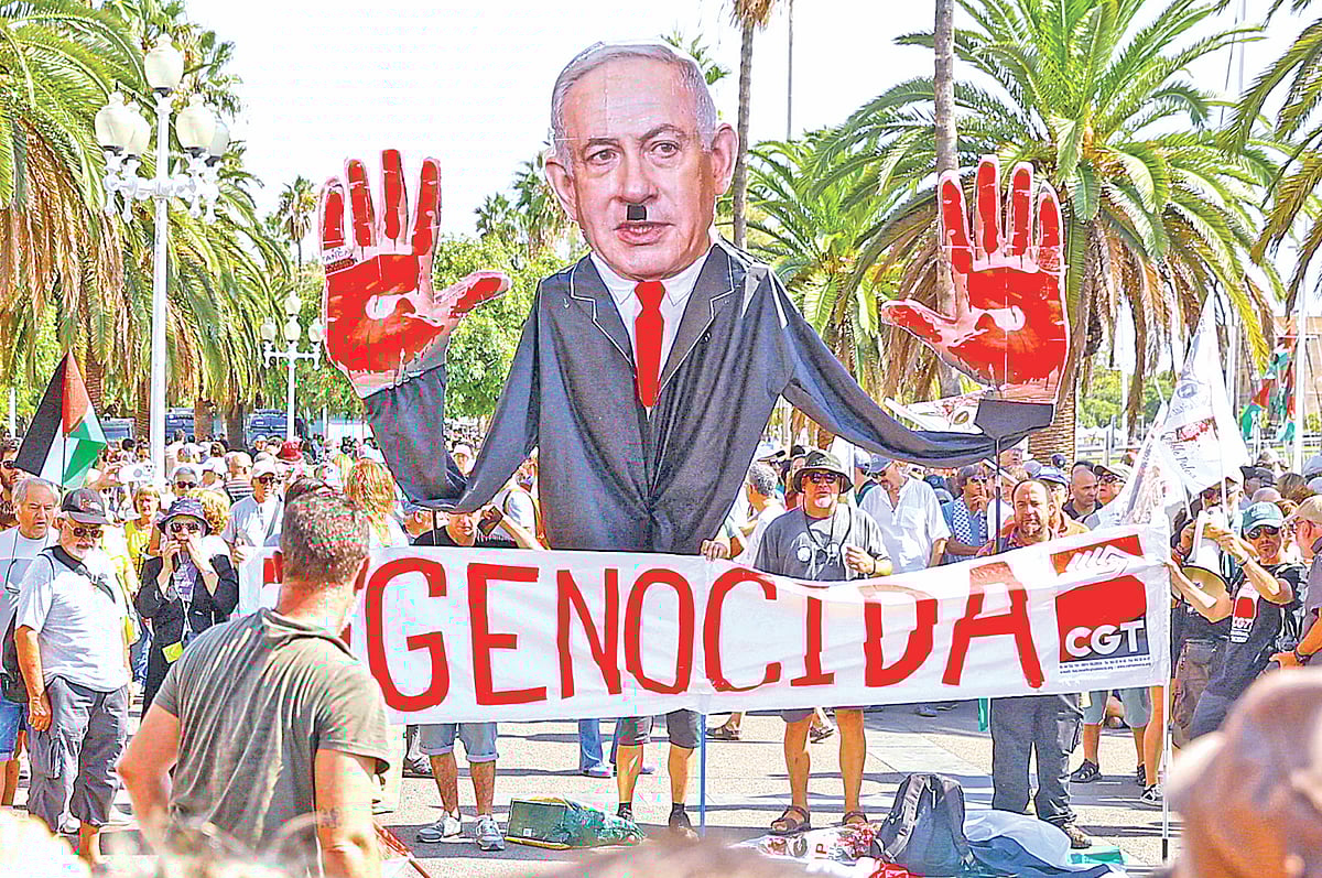 গাজায় ইসরায়েলি অাগ্রাসনের বিরুদ্ধে ‘গণহত্যা’ লেখা ব্যানার হাতে বিক্ষোভ মিছিল। এ সময় ইসরায়েলের প্রধানমন্ত্রী বেনিয়ামিন নেতানিয়াহুর রক্তমাখা দুই হাতের ছবি প্রদর্শন করেন বিক্ষোভকারীরা। গতকাল স্পেনের বার্সেলোনায়