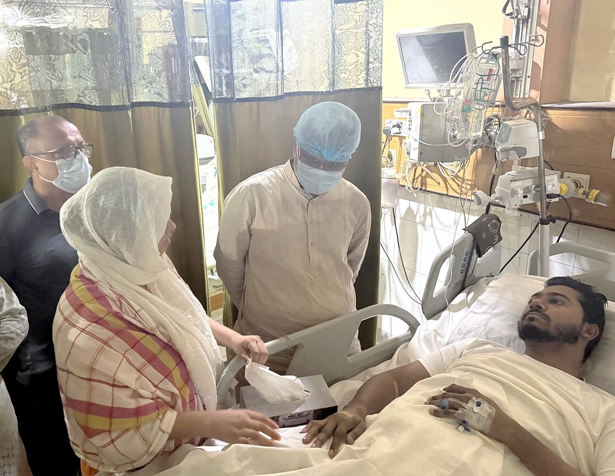 নুরুল হকের স্বাস্থ্যের খোঁজ নিতে খালেদা জিয়া গতকাল রাতে বিএনপির স্থায়ী কমিটি সদস্য এ জেড এম জাহিদ হোসেনকে ঢাকা মেডিকেল কলেজ হাসপাতালে পাঠান