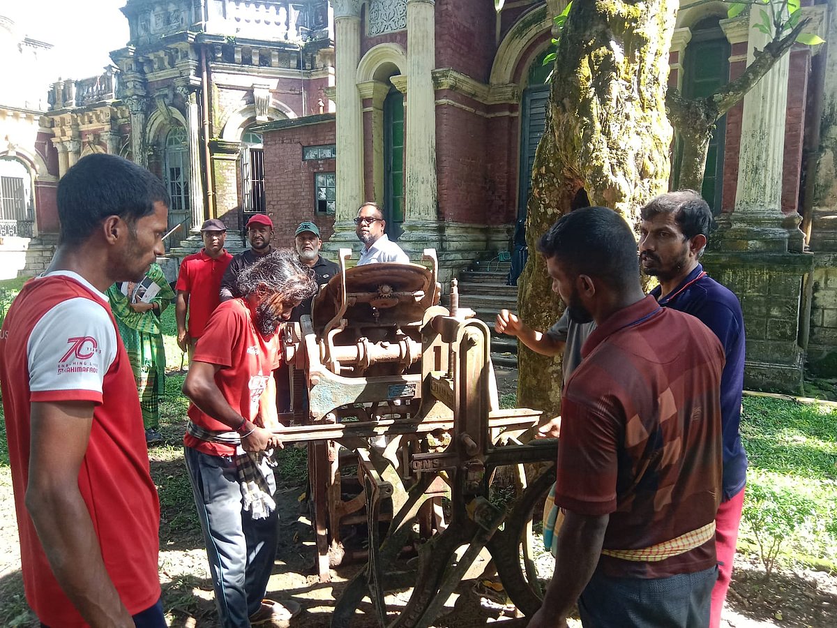 ময়মনসিংহ নগরীর মৃত্যুঞ্জয় স্কুল এলাকায় খোলা আকাশের নিচে পড়ে থাকা প্রাচীন মুদ্রণযন্ত্র উদ্ধার করে জাদুঘরে নিয়ে গেছেন প্রত্নতত্ত্ব অধিদপ্তরের কর্মীরা। শনিবার দুপুরে