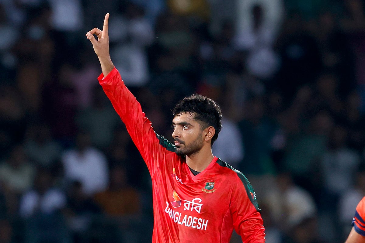 বল হাতে দুই উইকেট নিয়েছেন সাইফ হাসান