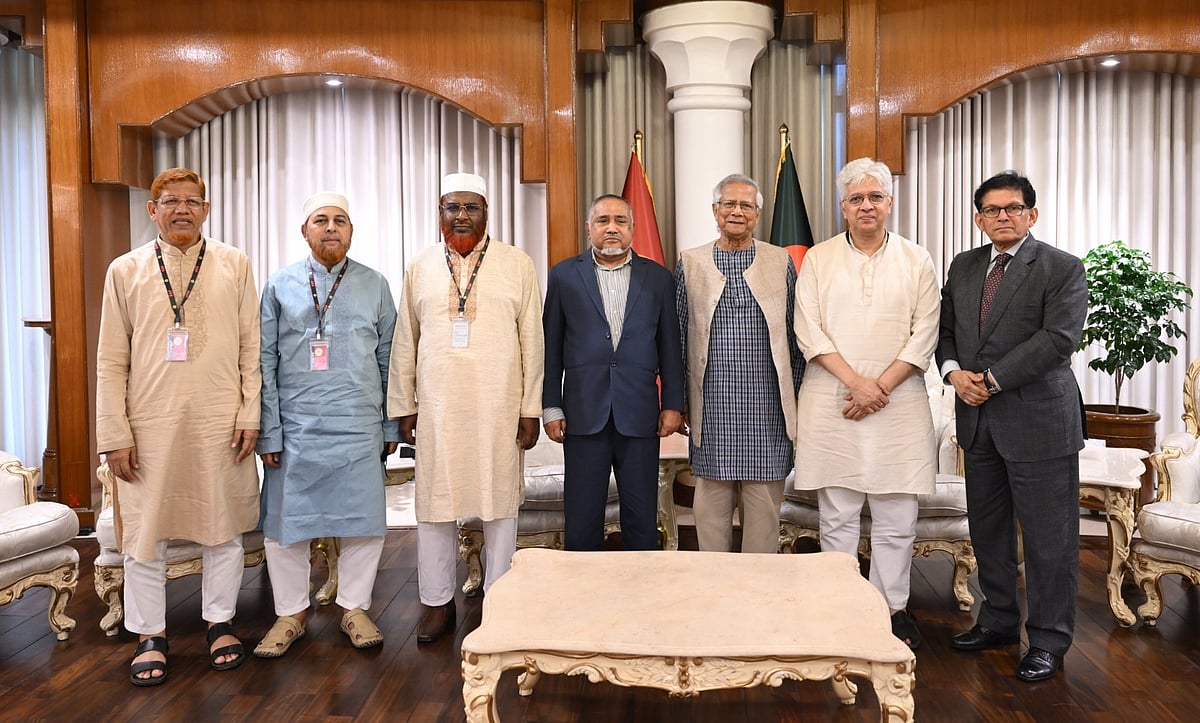 প্রধান উপদেষ্টা অধ্যাপক মুহাম্মদ ইউনূসের সঙ্গে জামায়াতে ইসলামীর প্রতিনিধিদল। এ সময় উপস্থিত ছিলেন শিল্প উপদেষ্টা আদিলুর রহমান ও জাতীয় নিরাপত্তা উপদেষ্টা খলিলুর রহমান