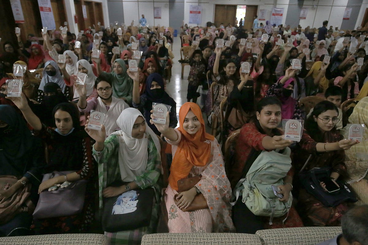 জিপিএ-৫ সংবর্ধনা অনুষ্ঠানে ক্রেস্ট হাতে শিক্ষার্থীরা। আজ রোববার নাটোর জেলা পরিষদ মিলনায়তনে