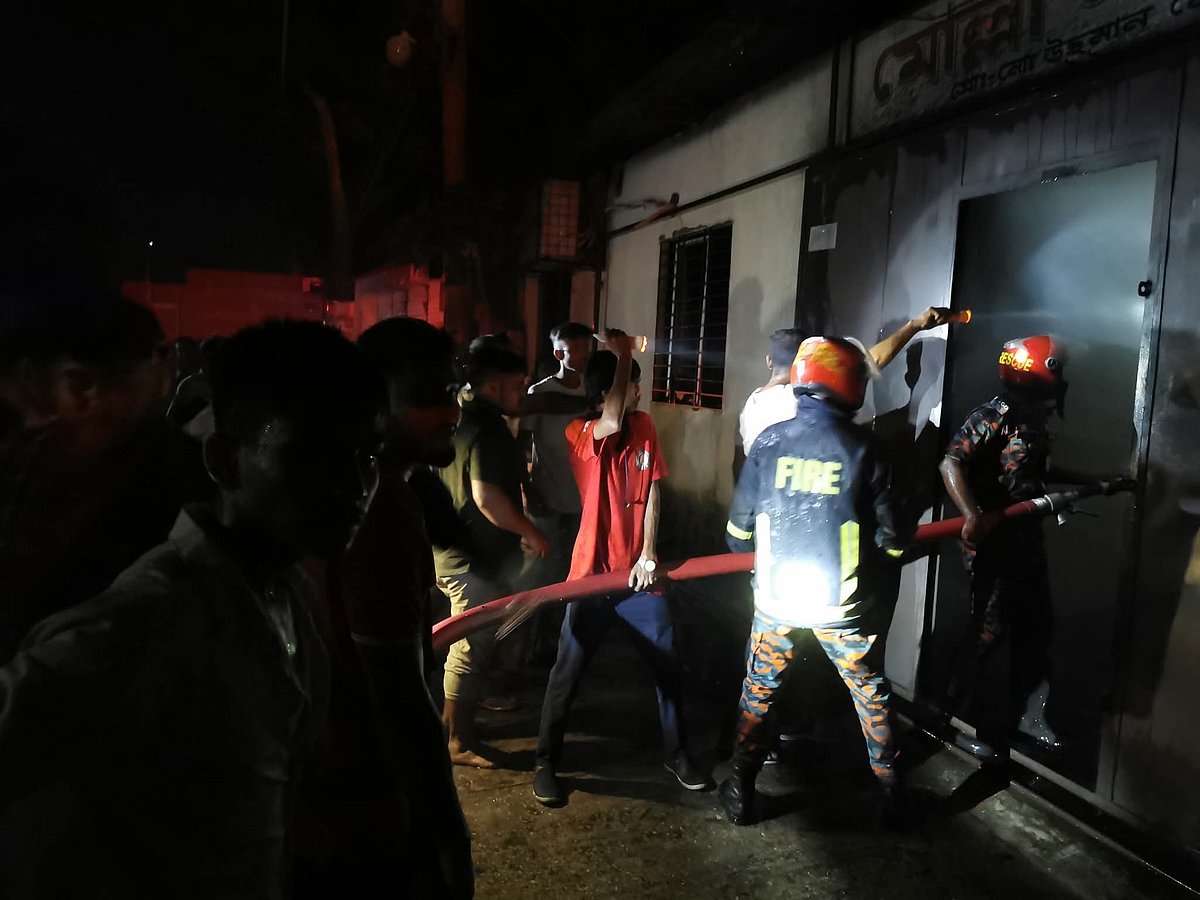 ভৈরবে ফায়ার সার্ভিসের তিনটি ইউনিট আগুন নিয়ন্ত্রণে আনতে কাজ করে