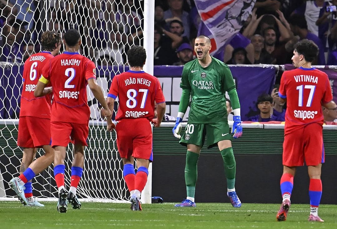 এক মিনিটের মধ্যে দুটি পেনাল্টি ঠেকানোর পর পিএসজি গোলকিপার লুকাস শেভালিয়ের গর্জন। কাল রাতে তুলুজের বিপক্ষে