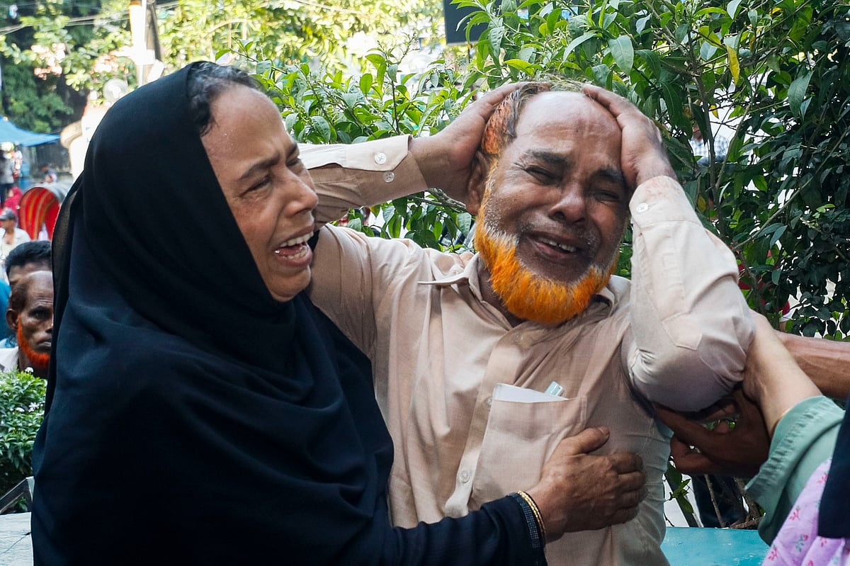 চট্টগ্রাম নগরের দুই নম্বর গেট এলাকায় সড়ক দুর্ঘটনায় নিহত হয় তানজিবা সাইফুল তিশমার মৃত্যুর সংবাদ শুনে কান্নায় ভেঙে পড়েন মা-বাবা। আজ বেলা সাড়ে ৩টায় চট্টগ্রাম মেডিকেল কলেজ হাসপাতালের জরুরি বিভাগের সামনে