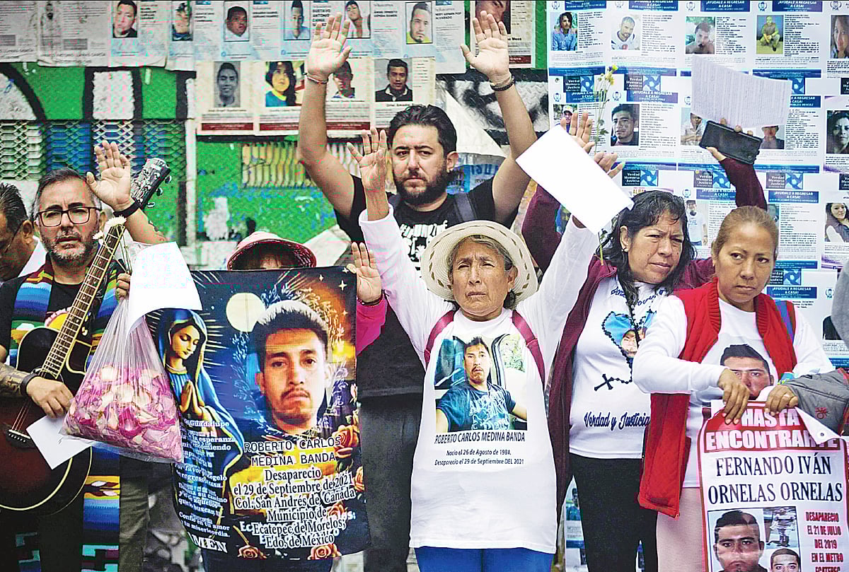 গুম হওয়া নিখোঁজ স্বজনদের ফিরে পাওয়ার দাবিতে বিক্ষোভ। গতকাল মেক্সিকো সিটিতে