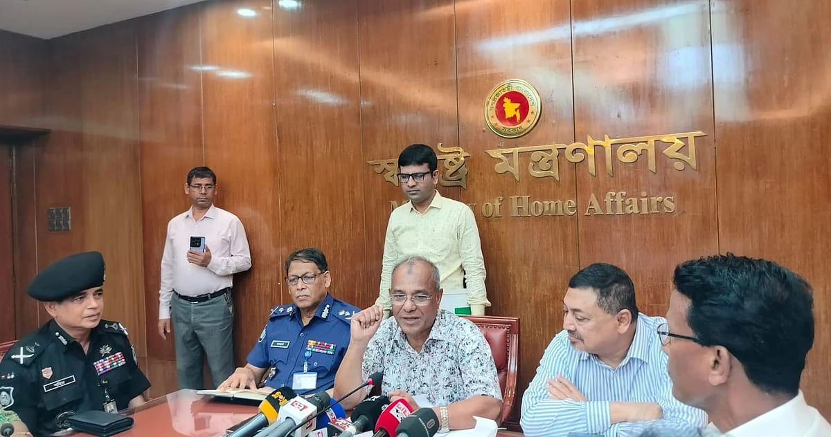 সচিবালয়ে স্বরাষ্ট্র মন্ত্রণালয়ের সভাকক্ষে আইনশৃঙ্খলাসংক্রান্ত কোর কমিটির সভা শেষে সাংবাদিকদের সঙ্গে  কথা বলেন স্বরাষ্ট্র উপদেষ্টা। আজ রোববার দুপুরে