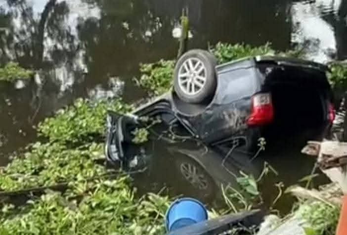 নোয়াখালীর বেগমগঞ্জে অটোরিকশাকে ধাক্কা দিয়ে খালে পড়ে যায় একটি মাইক্রোবাস