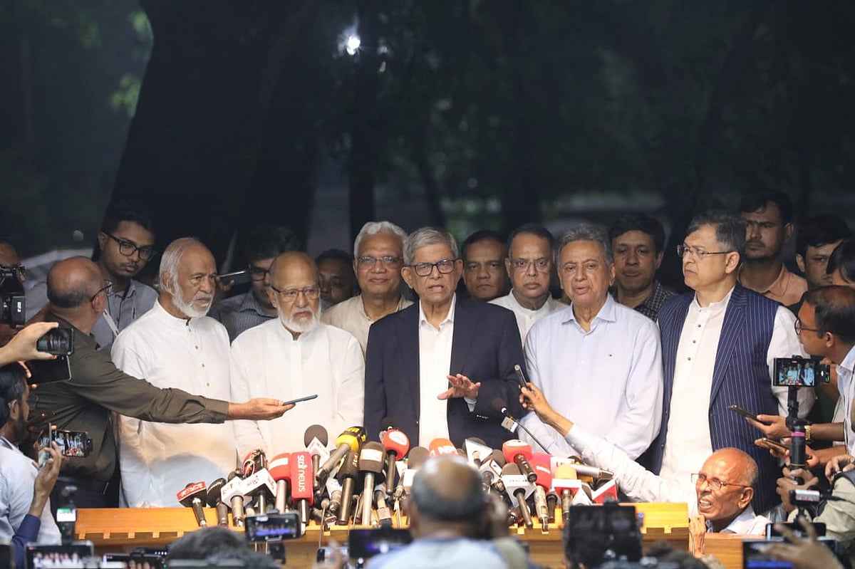 প্রধান উপদেষ্টা অধ্যাপক মুহাম্মদ ইউনূসের সঙ্গে বৈঠকের পর সাংবাদিকদের ব্রিফ করেন বিএনপির মহাসচিব মির্জা ফখরুল ইসলাম আলমগীর। আজ রোববার রাতে রাষ্ট্রীয় অতিথি ভবন যমুনার সামনে