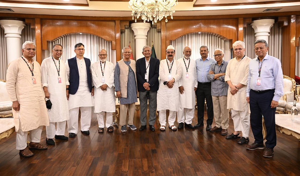 বৈঠক শেষে বিএনপির নেতাদের সঙ্গে ফটোসেশনে অংশ নেন প্রধান উপদেষ্টা অধ্যাপক মুহাম্মদ ইউনূস। রোববার রাতে রাষ্ট্রীয় অতিথি ভবন যমুনায়