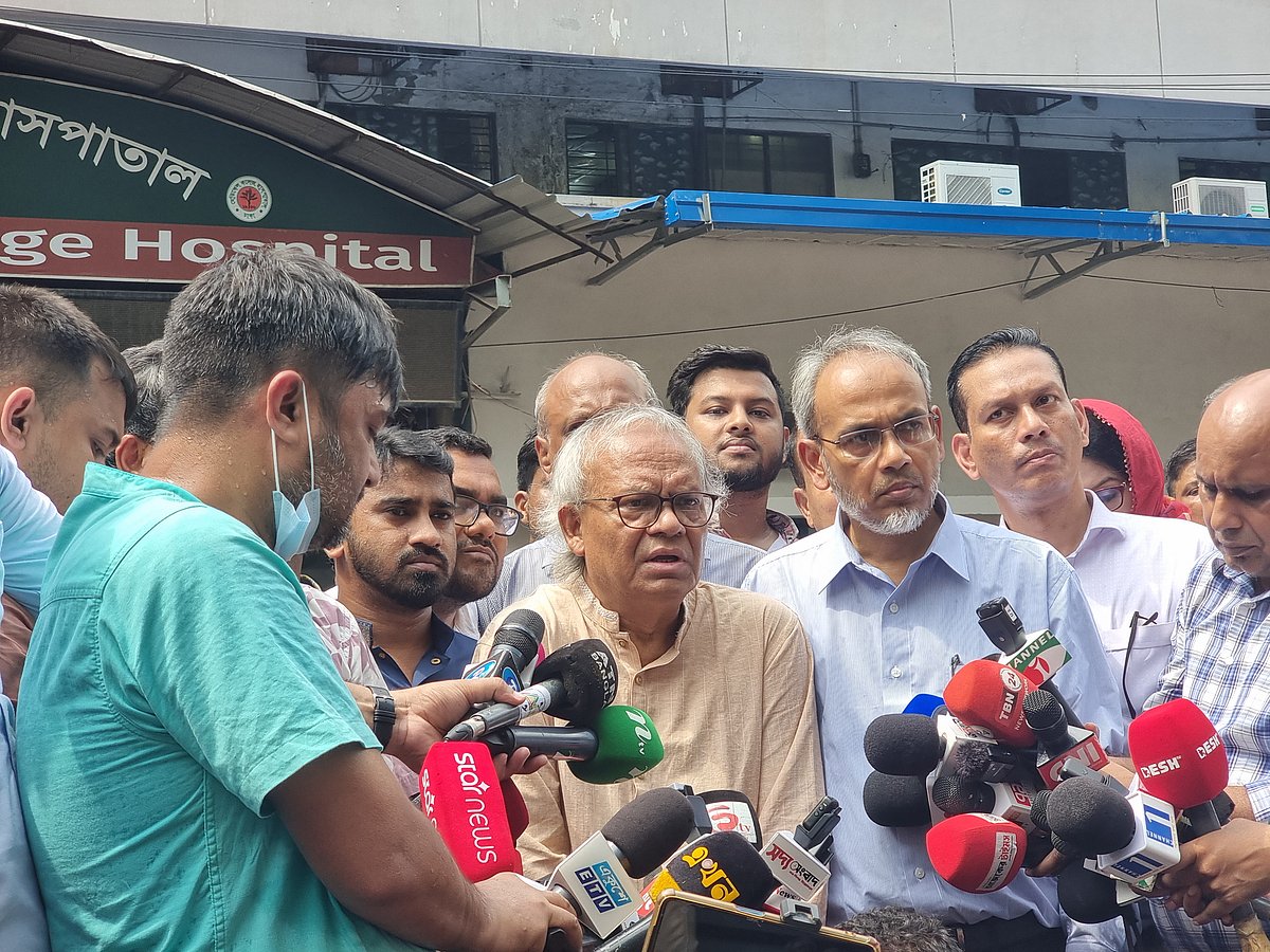 ঢাকা মেডিকেলের জরুরি বিভাগের সামনে সাংবাদিকদের সঙ্গে কথা বলেন রুহুল কবির রিজভী