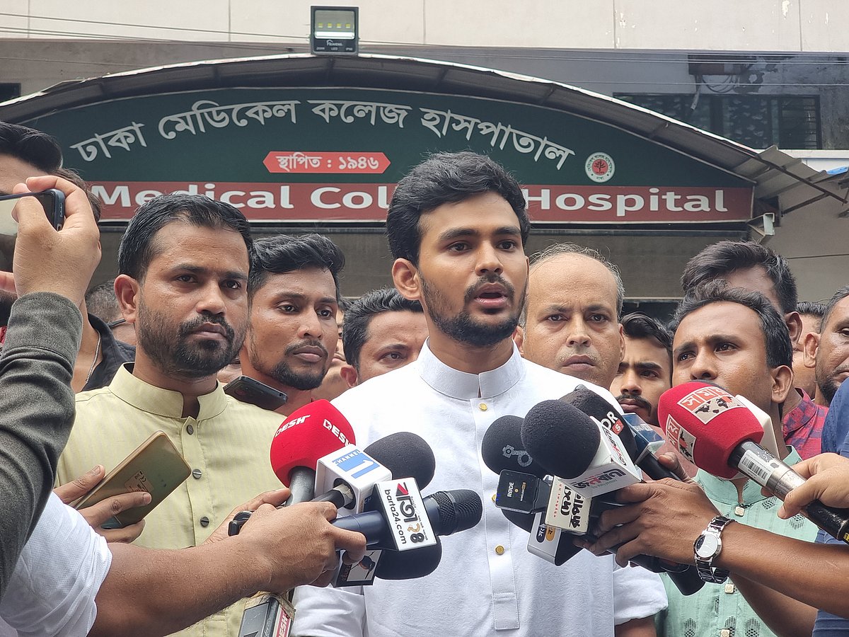 ঢাকা মেডিকেল কলেজ হাসপাতালে চিকিৎসাধীন গণ অধিকার পরিষদের সভাপতি নুরুল হককে দেখতে গিয়ে সাংবাদিকদের সঙ্গে কথা বলেন স্থানীয় সরকার উপদেষ্টা আসিফ মাহমুদ সজীব ভুঁইয়া