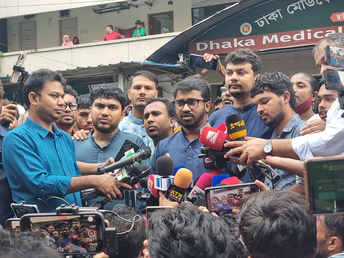 ঢাকা মেডিকেল কলেজ হাসপাতালের জরুরি বিভাগের সামনে নুরুল হকের শারীরিক অবস্থা নিয়ে ব্রিফ করেন গণ অধিকার পরিষদের সাধারণ সম্পাদক রাশেদ খান। আজ রোববার দুপুরে