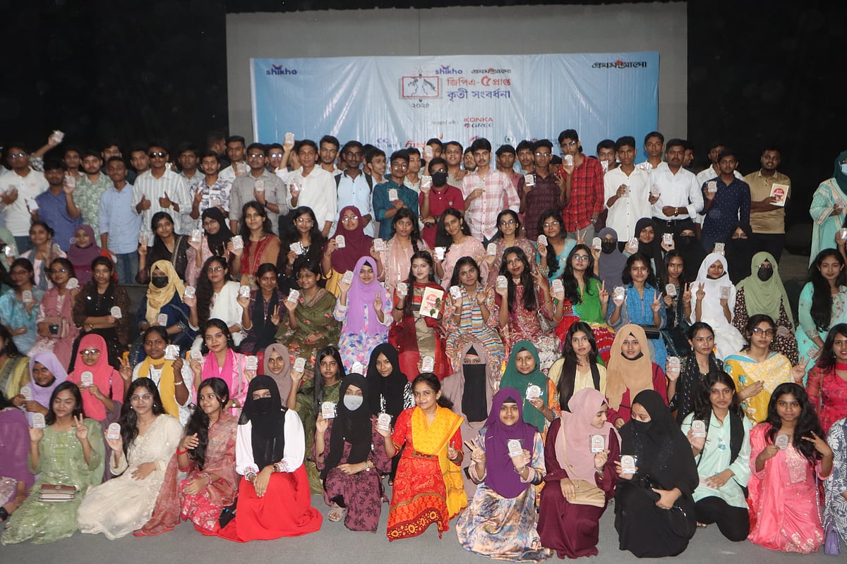 গোপালগঞ্জে শিখো- প্রথম আলো জিপিএ–৫ পাওয়া কৃতী শিক্ষার্থীদের সংবর্ধনা অনুষ্ঠানে অতিথিদের সঙ্গে শিক্ষার্থীরা। শনিবার দুপুরে জেলা শিল্পকলা একাডেমি মিলনায়তনে