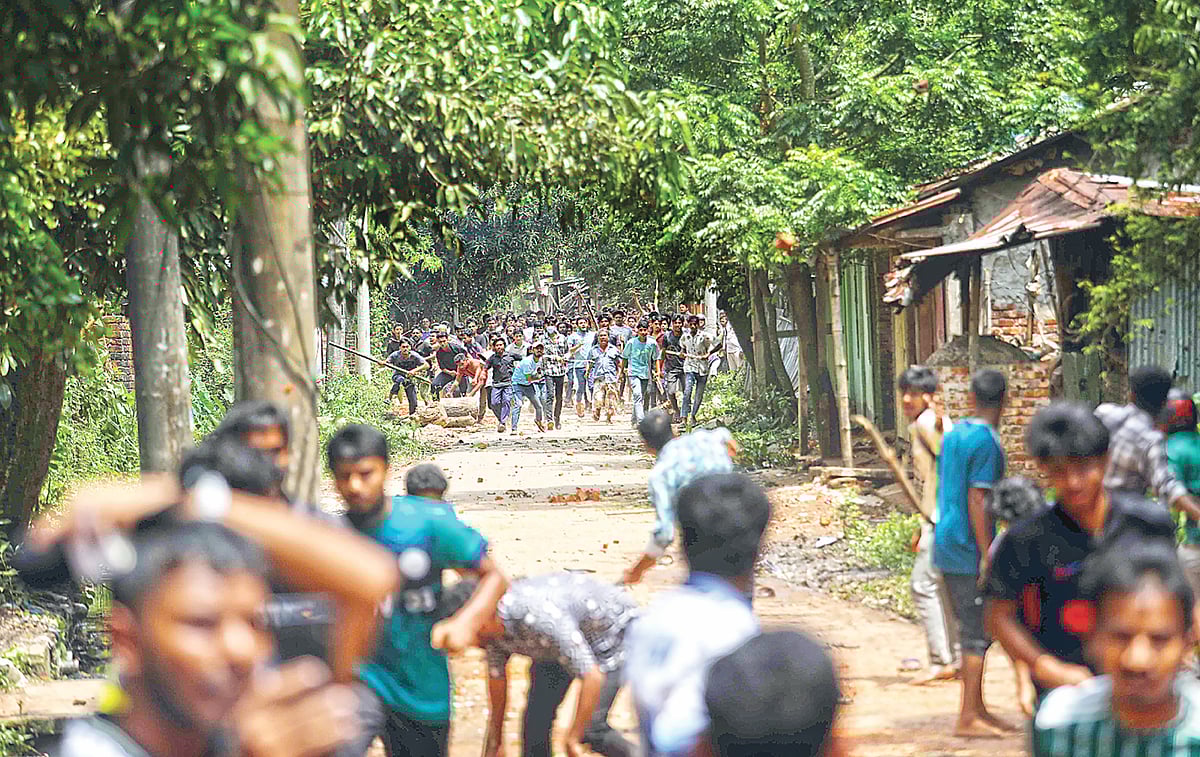 এক ছাত্রীকে মারধরের ঘটনাকে ঘিরে সংঘর্ষের এক পর্যায়ে মুখোমুখি অবস্থানে শিক্ষার্থী ও স্থানীয়রা। গতকাল দুপুরে চট্টগ্রাম বিশ্ববিদ্যালয় ক্যাম্পাসের ২ নম্বর গেটসংলগ্ন জোবরা গ্রামে
